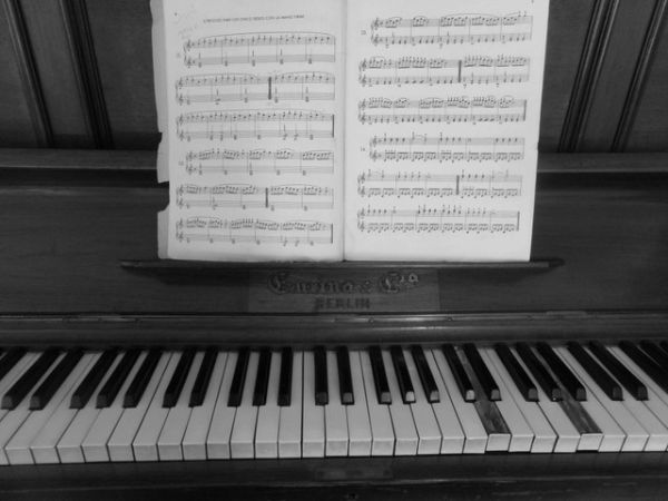 Cara Memainkan Alat Piano, Ini Kunci Dasarnya, Unplash/Nahir Giorgio