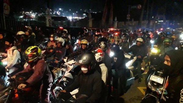 Suasana lalu lintas di Jalan Raya Puncak kawasan Gunung Mas, Cisarua, Kabupaten Bogor, Senin (16/9/2024) dini hari.
 