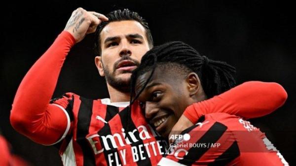 Theo Hernandez dan Rafael Leao setelah mencetak gol pembuka dalam pertandingan sepak bola Seri A Italia antara AC Milan dan Venezia FC di Stadion San Siro di Milan, pada 14 September 2024.