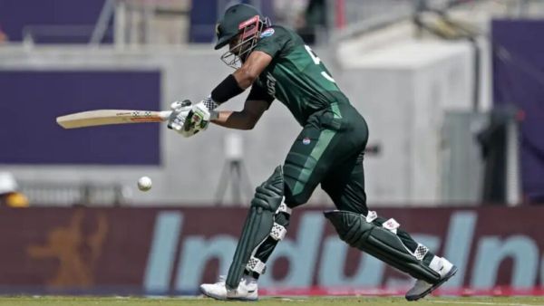 4,4,4,4,4.......Babar Azam became the king in front of this novice bowler, hit 5 consecutive fours in 5 balls, scored this many runs in total 2 4,4,4,4,4.......Babar Azam became the king in front of this novice bowler, hit 5 consecutive fours in 5 balls, scored this many runs in total 1