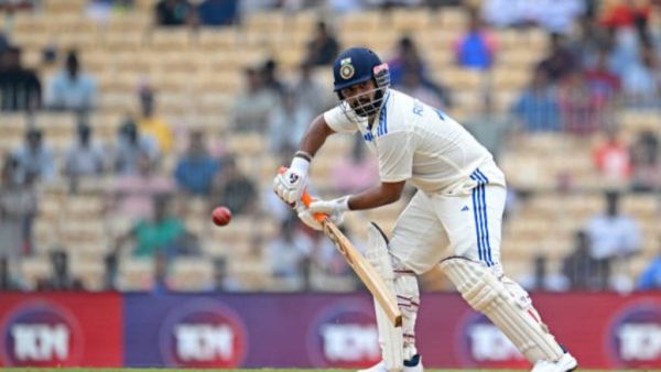 MS Dhoni is not even equal to Rishabh Pant's left finger, Aakash Chopra took a dig at Mahi in commentary 2