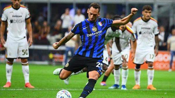 Eksekusi penalti Hakan Calhanoglu pada pertandingan Inter Milan vs Lecce di Liga Italia Serie A, pada laga yang berlangsung di Stadion Giuseppe Meazza, Minggu (25/8/2024). (inter.it)
