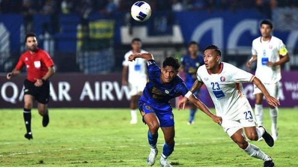 Gelandang sayap Persib Bandung, Ryan Kurnia (biru), saat terlibat perebutan bola dengan pemain Port FC pada laga ACL 2 di Stadion Si Jalak Harupat, Kabupaten Bandung, Kamis (19/9/2024) malam. Persib kalah 0-1.