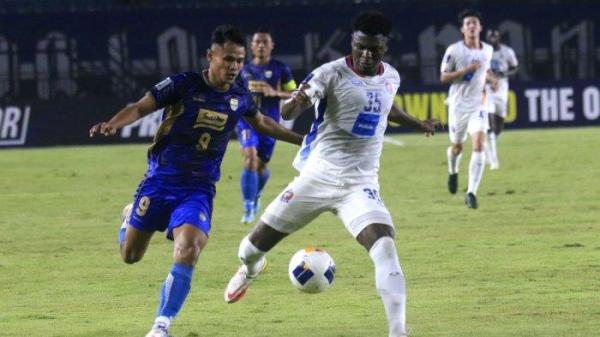 Penyerang Persib Bandung, Dimas Drajad (biru) dikawal pemain Port FC di ACL 2 yang dimainkan di Stadion Si Jalak Harupat, Kamis (19/9/2024).