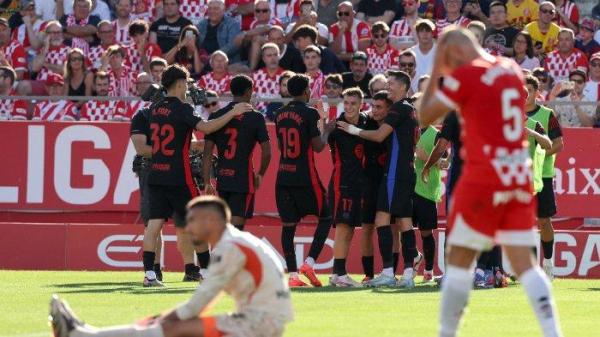 Gelandang Barcelona, Pedri (tengah, kanan) merayakan gol keempat timnya bersama rekan satu timnya pada laga Girona FC vs FC Barcelona di stadion Montilivi di Girona pada tanggal 15 September 2024.
