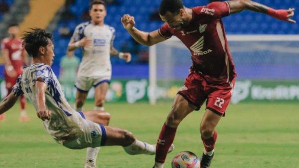 Victor Luiz (PSM) sedang melewati pemain PSIS Semarang dalam laga Liga 1 2024/2025, Jumat (20/9) malam WIB.
