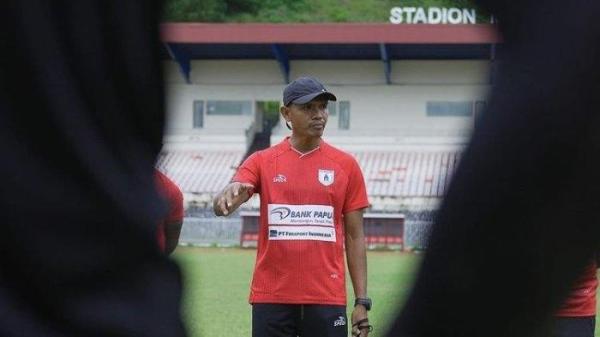 LATIHAN - Pelatih Persipura Jayapura untuk playoff degradasi Liga 2 2023-2024 Ricardo Salampessy. (Dokumentasi Persipura Jayapura)