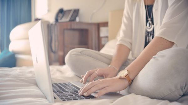 Cara menghasilkan uang di internet yang pertama dan cukup populer belakangan ini adalah dengan blogging. 
