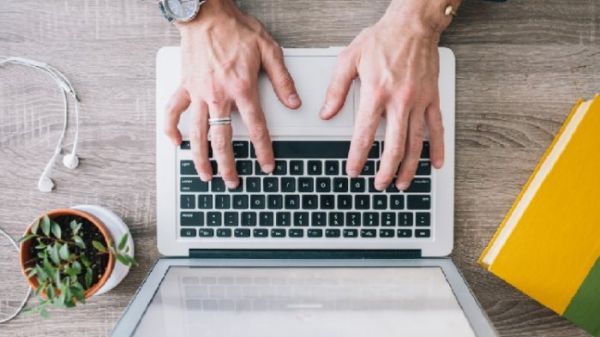 Salah satu pekerjaan ideal untuk menghasilkan uang dari rumah cukup bermodal internet adalah menjadi copywriting.