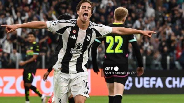 Penyerang Juventus asal Turki #10 Kenan Yildiz (tengah) merayakan gol pertama timnya selama pertandingan sepak bola putaran pertama Liga Champions UEFA antara Juventus FC dan PSV Eindhoven, di Stadion Juventus di Turin pada 17 September 2024. (Foto oleh Isabella BONOTTO / AFP)