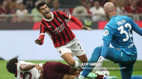 Alvaro Morata vs Saul Coco dan Vanja Milinkovic-Savic di Serie A antara AC Milan vs Torino di Stadio Giuseppe Meazza pada 17 Agustus 2024 di Milan, Italia.