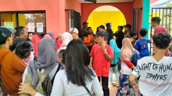 Membeludak - Suasana membeludak di depak loket dan pintu masuk kolam renang Jambangan Surabaya yang nyaris ricuh, Minggu (22/9/2024).