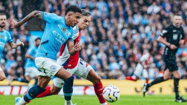Aksi penyerang Manchester City, Savinho berduel dengan penyerang Arsenal, Leandro Trossard pada pekan kelima Liga Inggris, Minggu (22/9/2024) malam WIB.