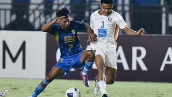 Asnawi Mangkualam (Port FC) berduel dengan Beckham Putra (Persib) pada matchday pertama Grug F ACL 2, Kamis (19/9) malam WIB.