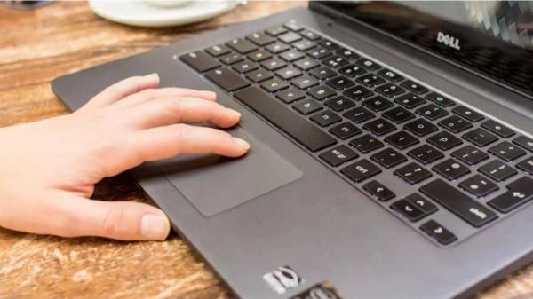 Ilustrasi mematikan laptop sebelum membersihkan bidang keyboard-nya