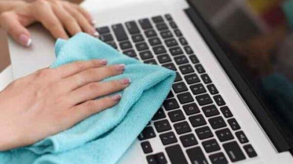 Ilustrasi mengelap keycap atau permukaan atas keyboard laptop