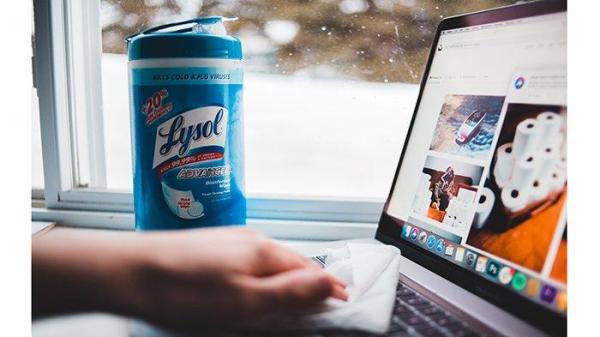 Ilustrasi mengeringkan keyboard laptop