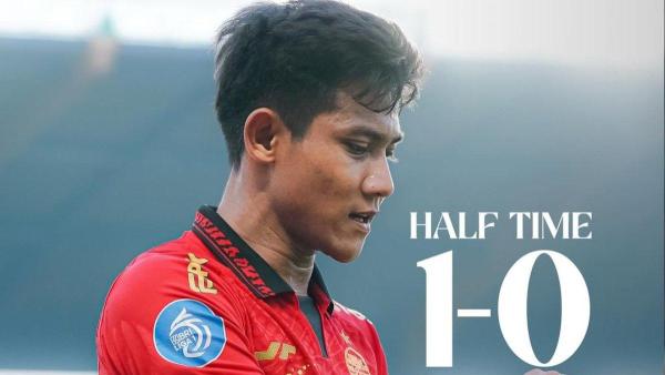 Momen Firza Andika saat memperkuat Persija Jakarta melawan Persib Bandung di pekan keenam Liga 1 2024. Baru 28 menit, Firza Andika harus mendapat kartu merah setelah melanggar Beckham Putra dan membuat Persija Jakarta bermain dengan 10 orang melawan Persib Bandung.