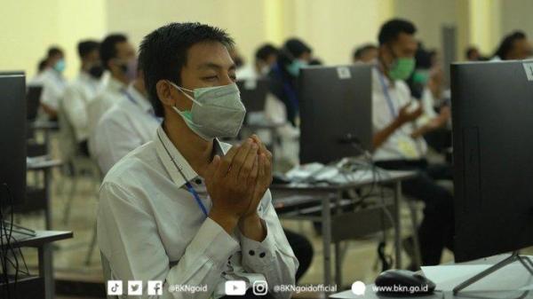 Peserta SKD CPNS atau seleksi CASN berdoa sebelum ujian.
