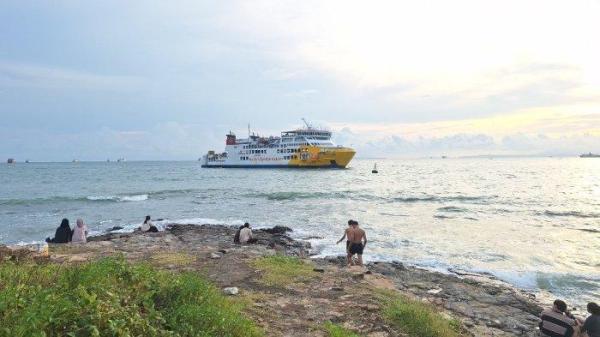 Pulau Merak Kecil berada di Desa Mekarsari, Kecamatan Pulomerak atau Merak, Kota Cilegon dan hanya berjarak kurang lebih 500 meter dari daratan. 