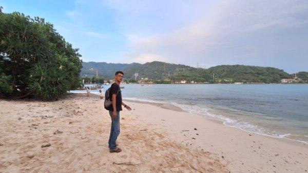 Potret keindahan pantai di Pulau Merak Kecil, dengan latar pegunungan di Kota Cilegon.