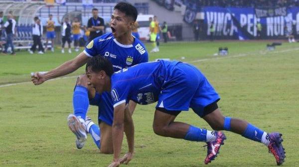 Penyerang Persib Bandung, Dimas Drajad (kiri), merayakan gol bersama Beckham Putra Nugraha, saat melawan Persija Jakarta di pekan keenam Liga 1 2024-2025 di Stadion Si Jalak Harupat, Kabupaten Bandung, Senin (23/9/2024). Kemenangan dinodai dengan aksi tak terpuji bobotoh.