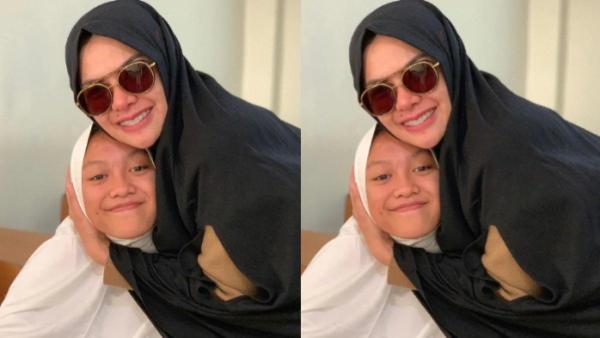 Nikita Mirzani dan Lolly kompak berhijab