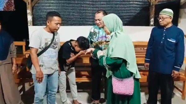 Penyelesaian  penganiayaan yang menimpa SMPN 1 Kembangbahu,  guru E didampingi suami disaksikan Kadindik dan tokoh masyarakat bertandang ke rumah korban, Selasa malam (24/9/2024)