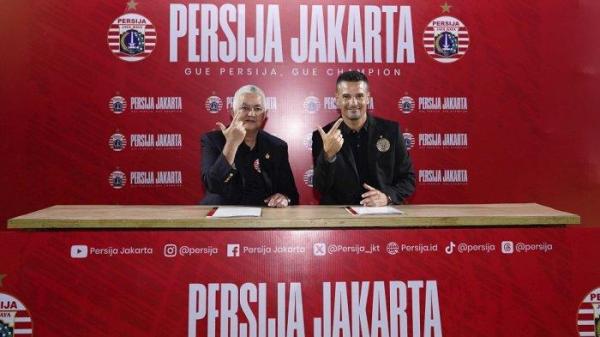 Direktur Utama Persija Jakarta, Ambono Janurianto bersama pelatih baru asal Spanyol, Carlos Pena.