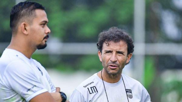 Pelatih Persib Bandung, Luis Milla bersama sang asistennya Bayu Eka Sari mendampingi latihan Maung Bandung sebagai persiapan jelang Liga 1 2023.