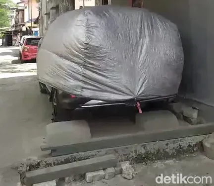 Kondisi garasi mobil H Agus usai pagar garasi yang makan setengah badan jalan di Makassar dibongkar.