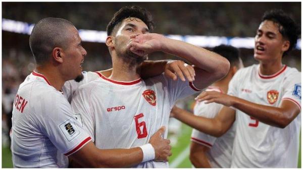 Sandy Walsh (tengah) merayakan gol saat membela Timnas Indonesia menghadapi Arab Saudi di Kualifikasi Piala Dunia 2026 Ronde Ketiga.