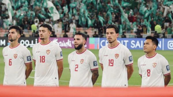 Potret gelandang Timnas Indonesia, Thom Haye (dua dari kanan) beserta rekan-rekannya sesaat sebelum laga melawan Arab Saudi di Kualifikasi Piala Dunia 2026.