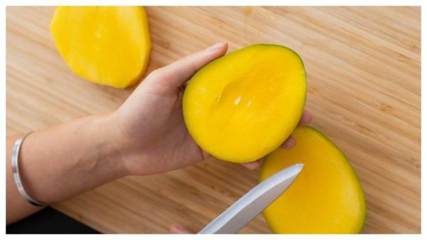 Buah mangga bisa mengatasi jerawat dari dalam.