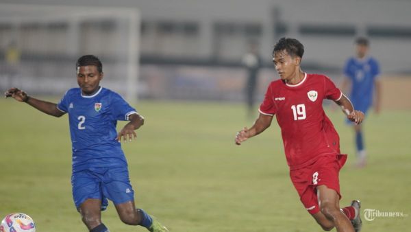 Pesepak bola Timnas U-20 Indonesia, Muhamad Ragil berebut bola dengan pesepak bola Maladewa pada pertandingan Grup F kualifikasi Piala Asia U-20 di Stadion Madya Jakarta, Rabu (25/9/2024). Pada pertandingan tersebut Indonesia berhasil menghempaskan perlawanan Maladewa dengan skor 4-0.