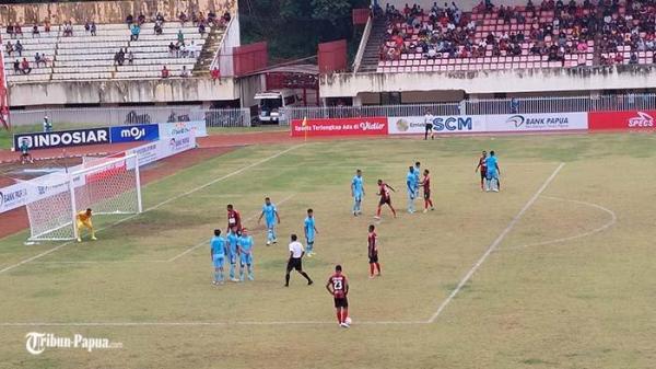 Ramai Rumakiek mengambil peluang tendangan bebas saat menjamu Persela