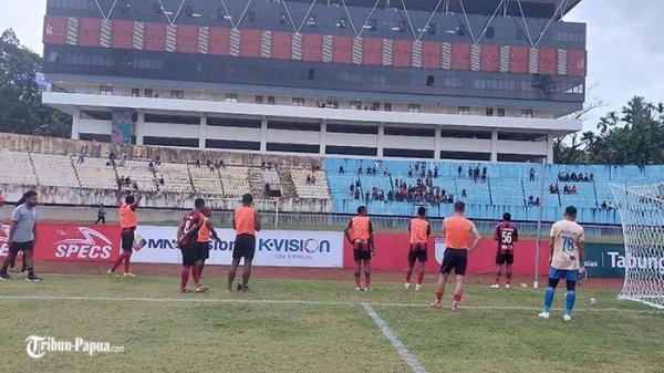 Para pemain Persipura meminta maaf kepada suporter usai ditekuk P