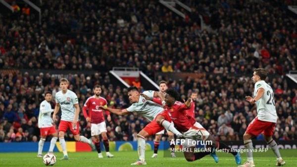 Mees Hilgers dari FC Twente berduel dengan Kobbie Mainoo dari Manchester United selama pertandingan Fase Liga UEFA Europa League 2024/25 MD1 antara Manchester United dan FC Twente di Old Trafford pada 25 September 2024 di Manchester, Inggris.