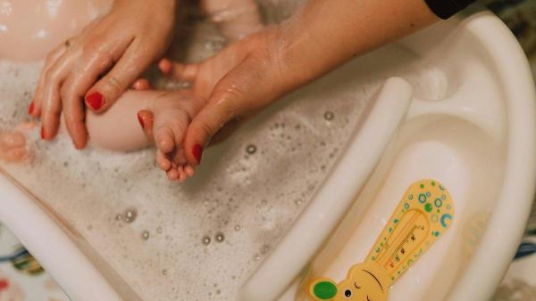 Ilustrasi Si Kecil Mandi dengan Bahan Sabun Mandi Bayi yang Aman.