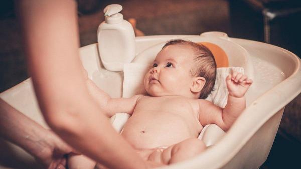 Ilustrasi Si Kecil Mandi dengan pH Sabun Mandi Bayi yang Seimbang.
