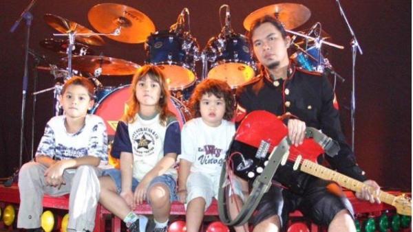 Ahmad Dhani pun tak ketinggalan mengenalkan