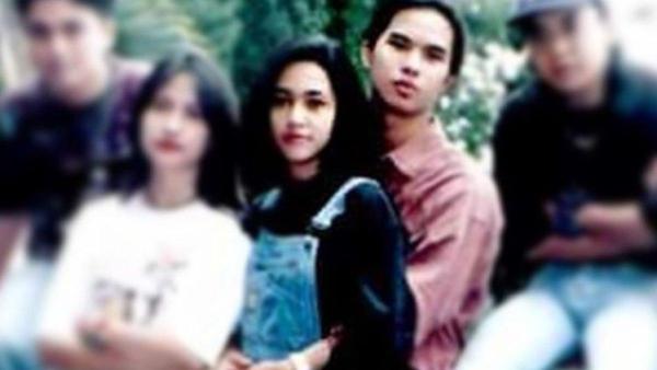 Ini merupakan foto Maia Estianty dan Ahmad Dhani saat masih berpacaran.