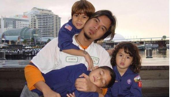Ini adalah potret saat Al, El, Dul masih kecil dengan wajah polos.