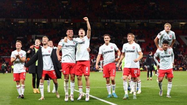 Mees Hilgers dan rekan setimnya di FC Twente tampak gembira usai tahan imbang Manchester United di Stadion Old Trafford dalam lanjutan matchday pertama Liga Eropa 2024/2025, Kamis (26/9) dini hari WIB.
