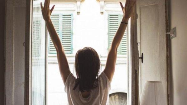 Membuka jendela kamar bisa menjadi salah satu solusi untuk mengatasi kelembapan.