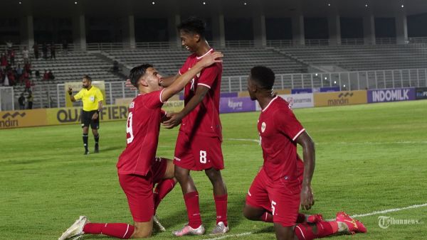 Selebrasi para Pesepak bola Timnas Indonesia U-20 usai berhasil mencetak gol dari Timnas Maladewa U-20 pada pertandingan Grup F Kualifikasi Piala Asia U-20 2025 di Stadion Madya Gelora Bung Karno, Jakarta Selatan, Rabu (25/9/2024). Timnas Indonesia berhasil meraih poin 3 usai mengalahkan Maladewa dengan skor 4-0. Tribunews/Jeprima