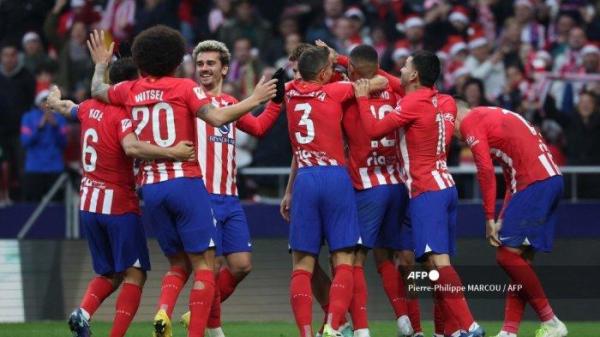 Gelandang Spanyol Atletico Madrid #14 Marcos Llorente merayakan mencetak gol pertama timnya bersama rekan satu timnya selama pertandingan sepak bola liga Spanyol antara Club Atletico de Madrid vs Sevilla FC di stadion Metropolitano di Madrid pada 23 Desember 2023.