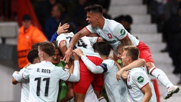 Mees Hilgers merayakan gol rekan setimnya, Sam Lammers pada laga Manchester United vs FC Twente di Stadion Old Trafford dalam lanjutan Liga Eropa 2024/2025 pada Kamis (26/9) dini hari WIB.