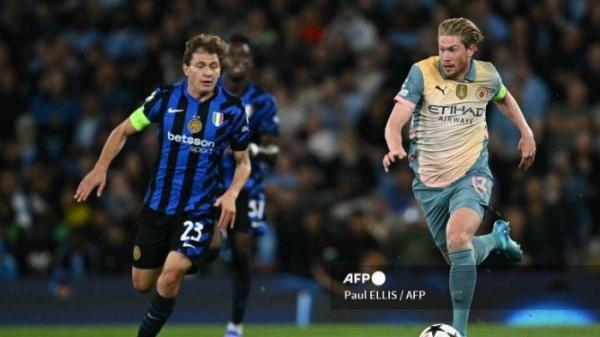 Nicolo Barella vs Kevin De Bruyne di Liga Champions antara Manchester City vs Inter Milan di Etihad, Manchester, Inggris barat laut, pada 18 September 2024