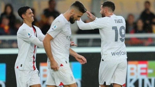 Gelandang AC Milan asal Belanda Tijani Reijnders (kiri) merayakan bersama rekan setimnya bek Prancis Theo Hernandez setelah mencetak gol kedua di laga Serie A Italia antara Lecce dan AC Milan di stadion Ettore Giardiniero 11 November 2023.